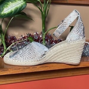 VINCE CAMUTO LEATHER ESPADRILLE WEDGE VENERLY TAUPE SILVER. SIZE 11W.